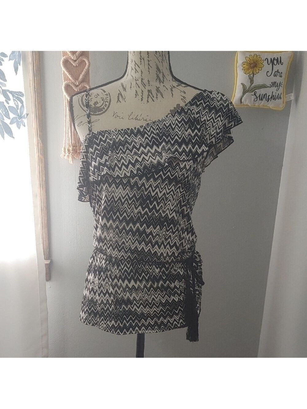 A Byer Black/White Zigzag Asymmetrical One Shoulder Ruffled Tie Front Blouse S